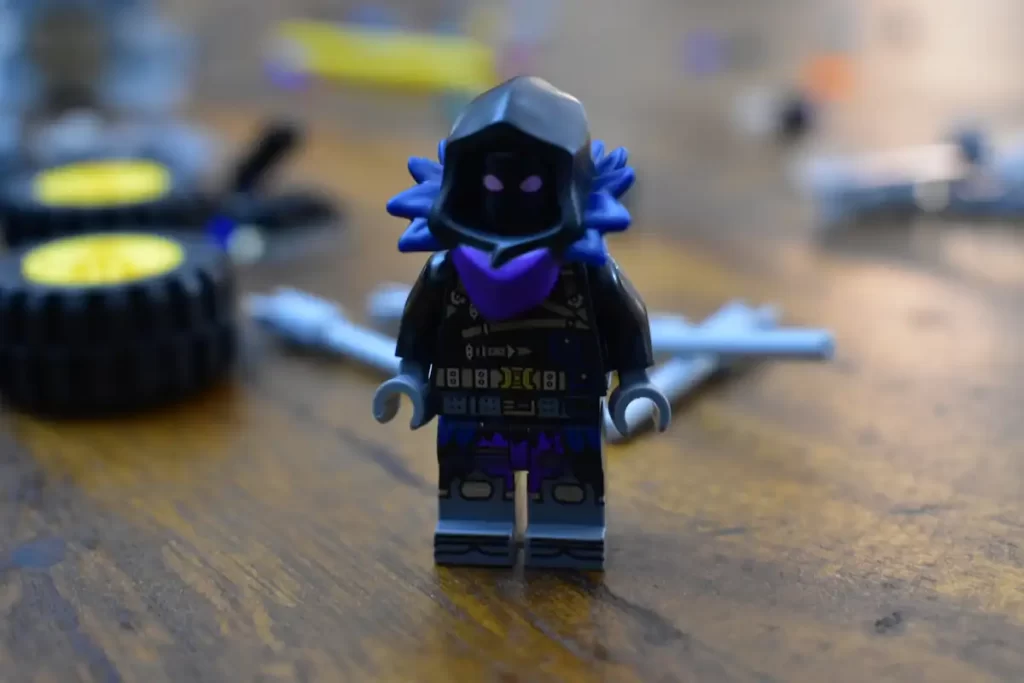 the minifigure Raven of the LEGO Fortnite 77073 Battle Bus reviewed by angelofdeathWH