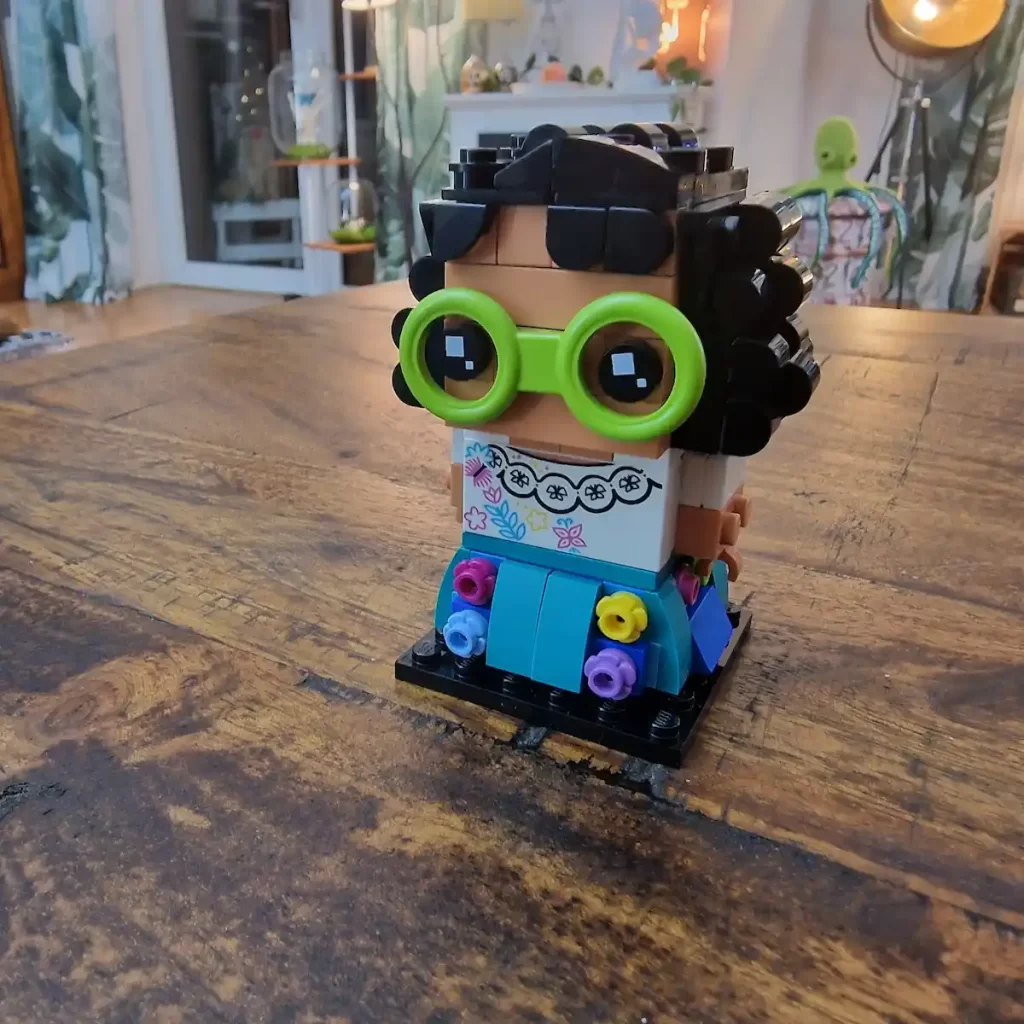 LEGO Brick Headz 40753 Mirabel Madrigal reviewed by angelofdeathWHV with glass 2