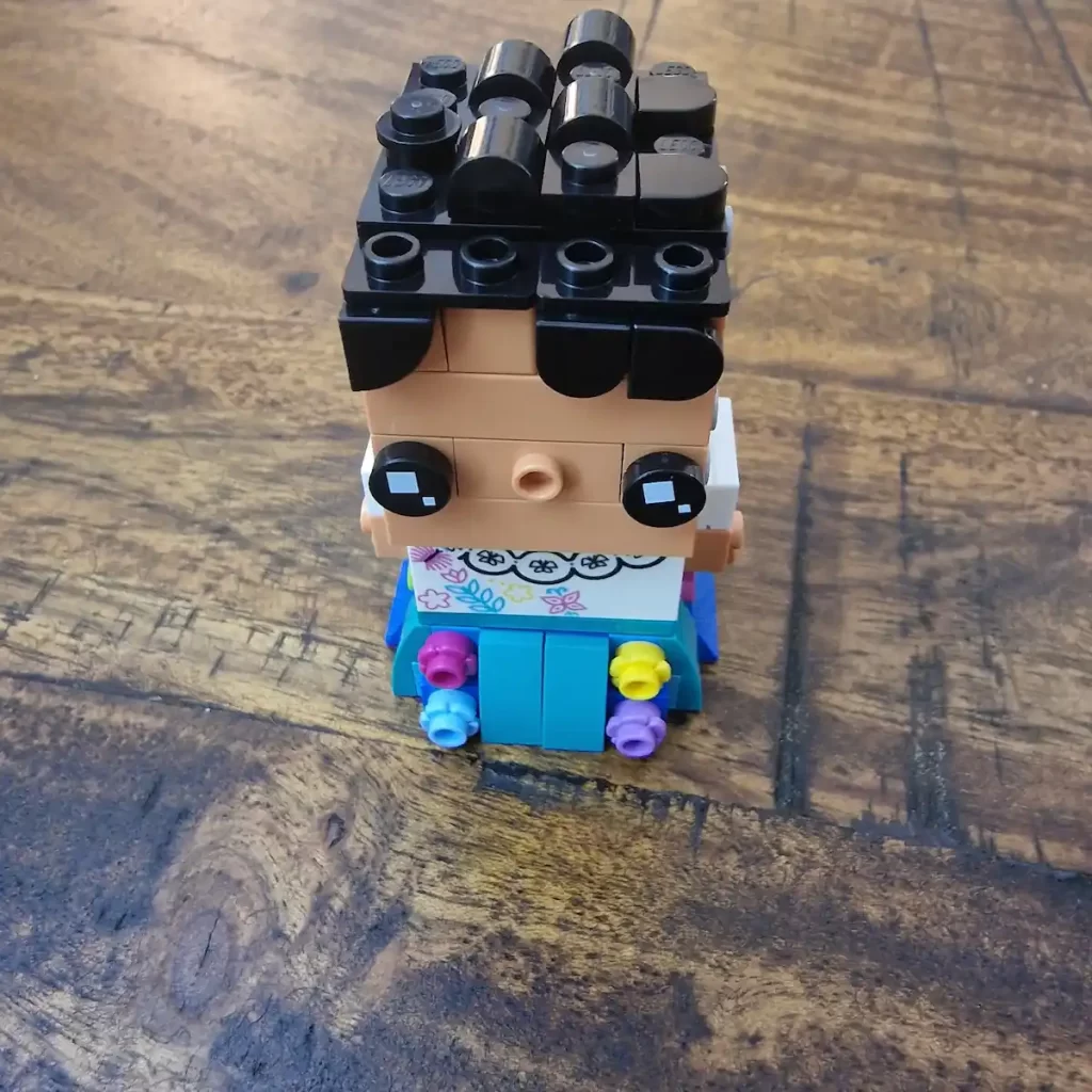 LEGO Brick Headz 40753 Mirabel Madrigal reviewed by angelofdeathWHV without glass