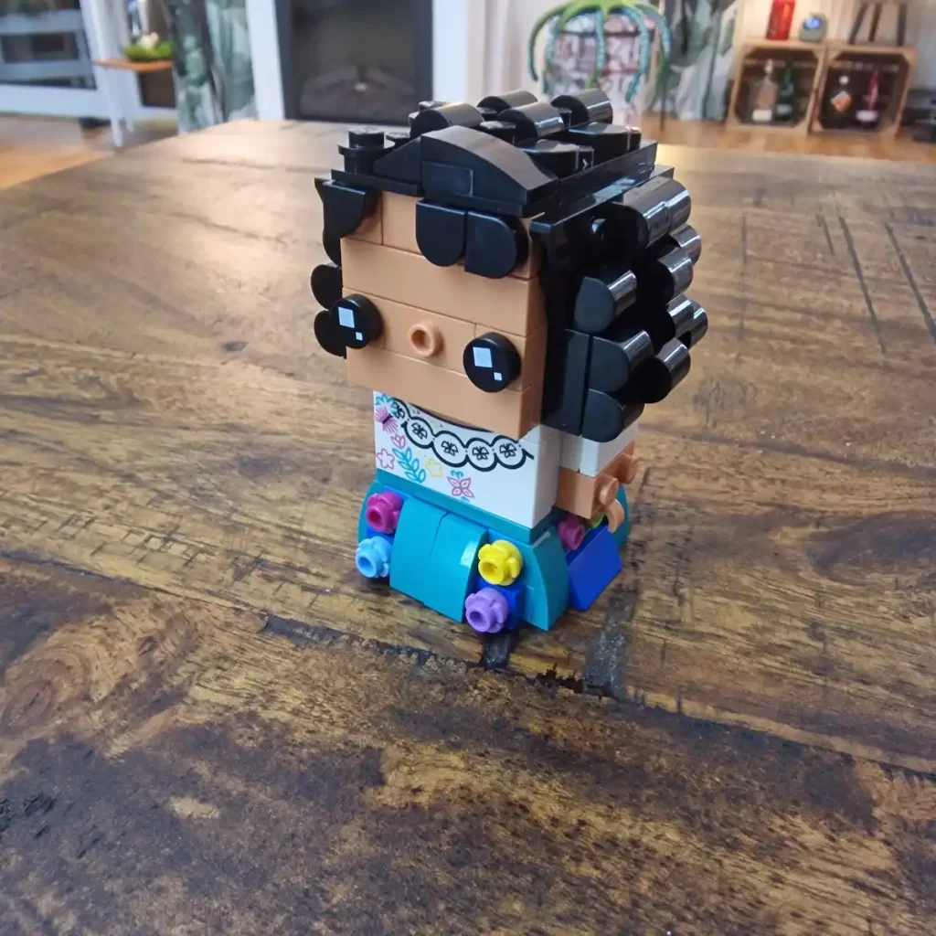 LEGO Brick Headz 40753 Mirabel Madrigal reviewed by angelofdeathWHV without glass 2