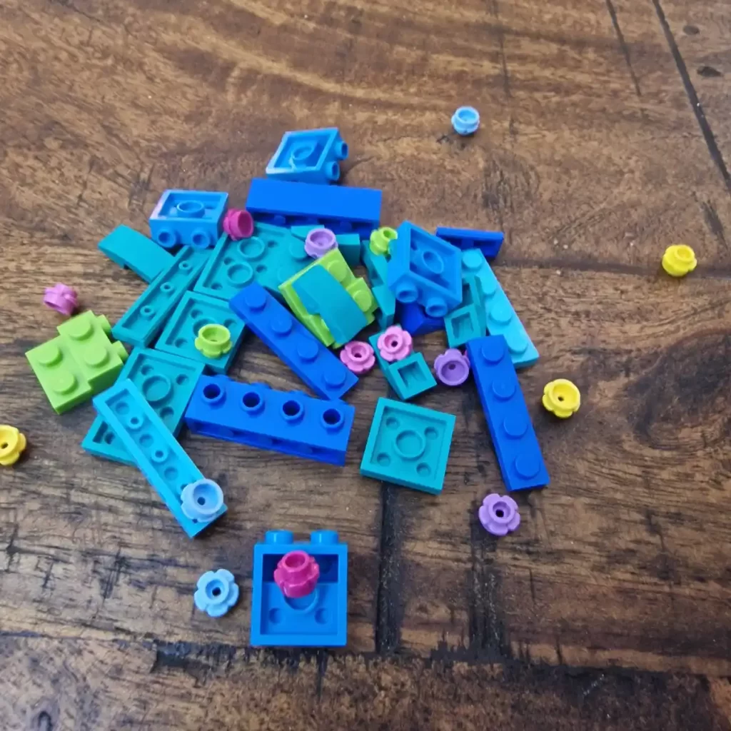 the parts of LEGO Brick Headz 40753 Mirabel Madrigal reviewed by angelofdeathWHV