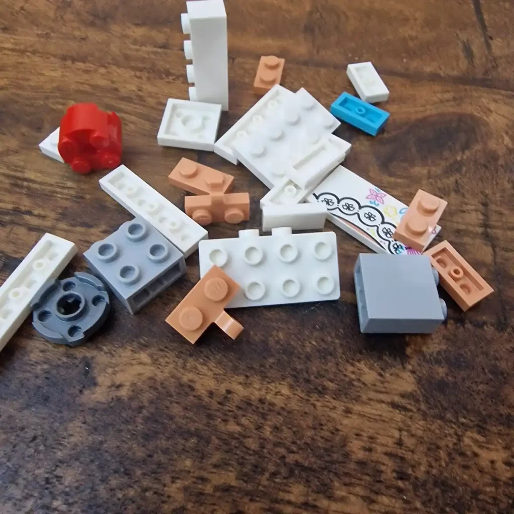 the parts of LEGO Brick Headz 40753 Mirabel Madrigal reviewed by angelofdeathWHV 2